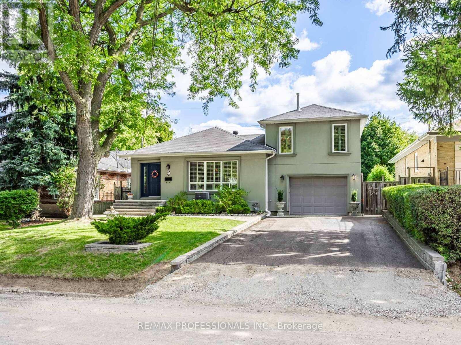 7 Ravenscrest Dr, Toronto, ON M9B 5M6