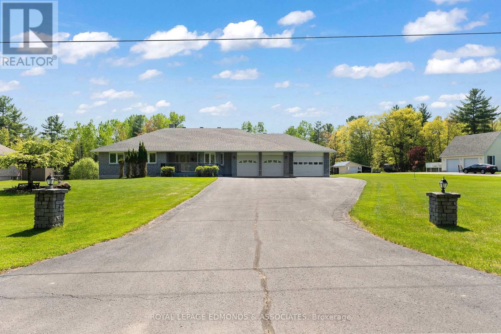 40 Blue Danube Way, Laurentian Valley, ON K8A 6W2