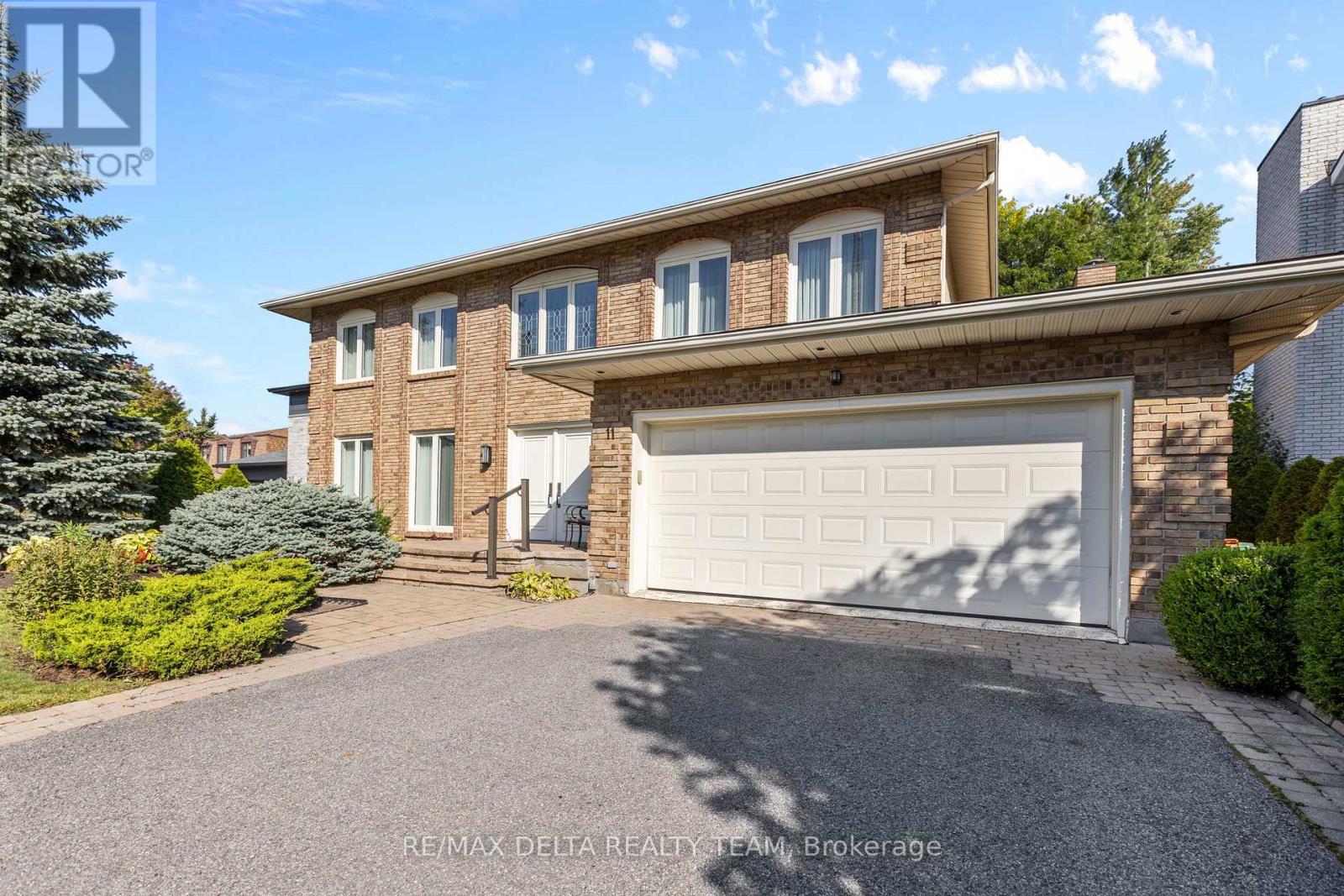 11 Garand St, Ottawa, ON K1H 8M1