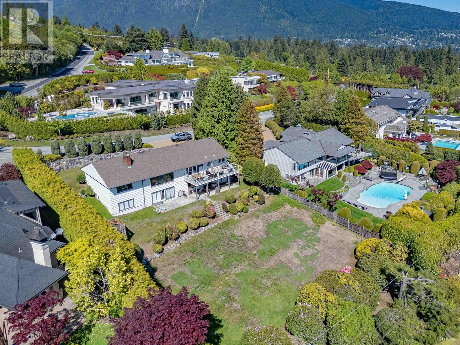 820 Knockmaroon Rd, West Vancouver, BC V7S 1R6