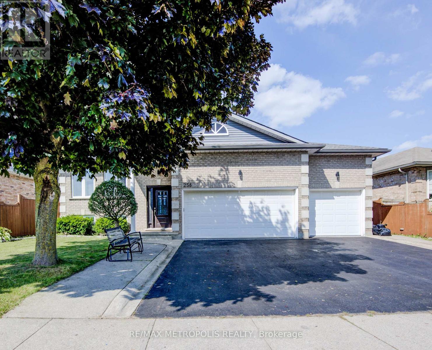 258 Saginaw Pkwy, Cambridge, ON N1T 1R7