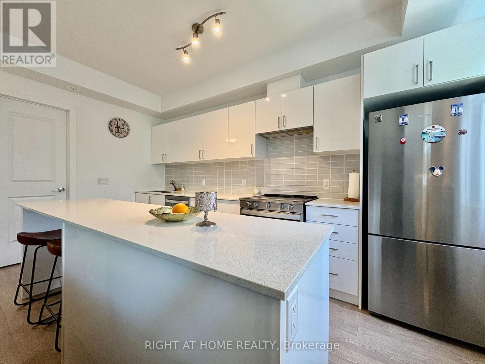 211 1085 Douglas Mccurdy Common, Mississauga, ON L5G 4B1