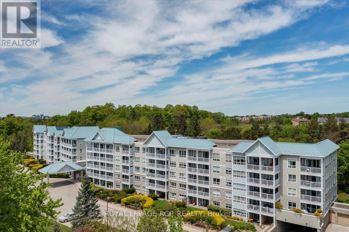 212 900 Bogart Mill Trl, Newmarket, ON L3Y 8V5