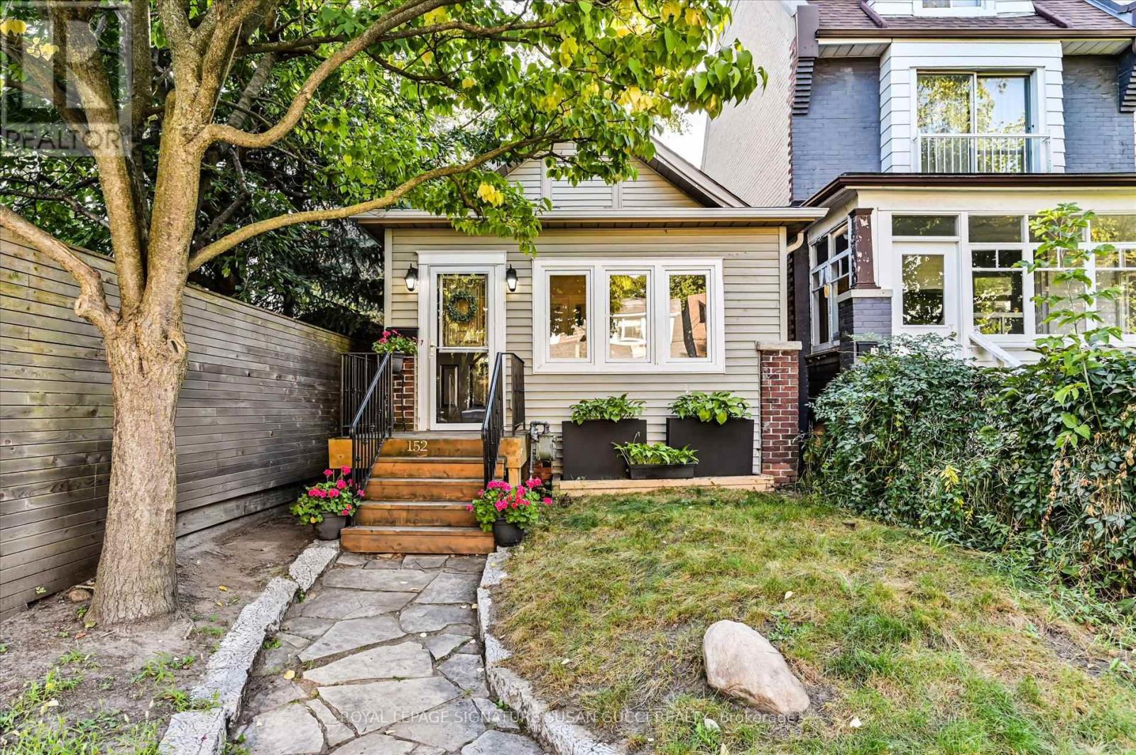 152 Drayton Ave, Toronto, ON M4C 3M2