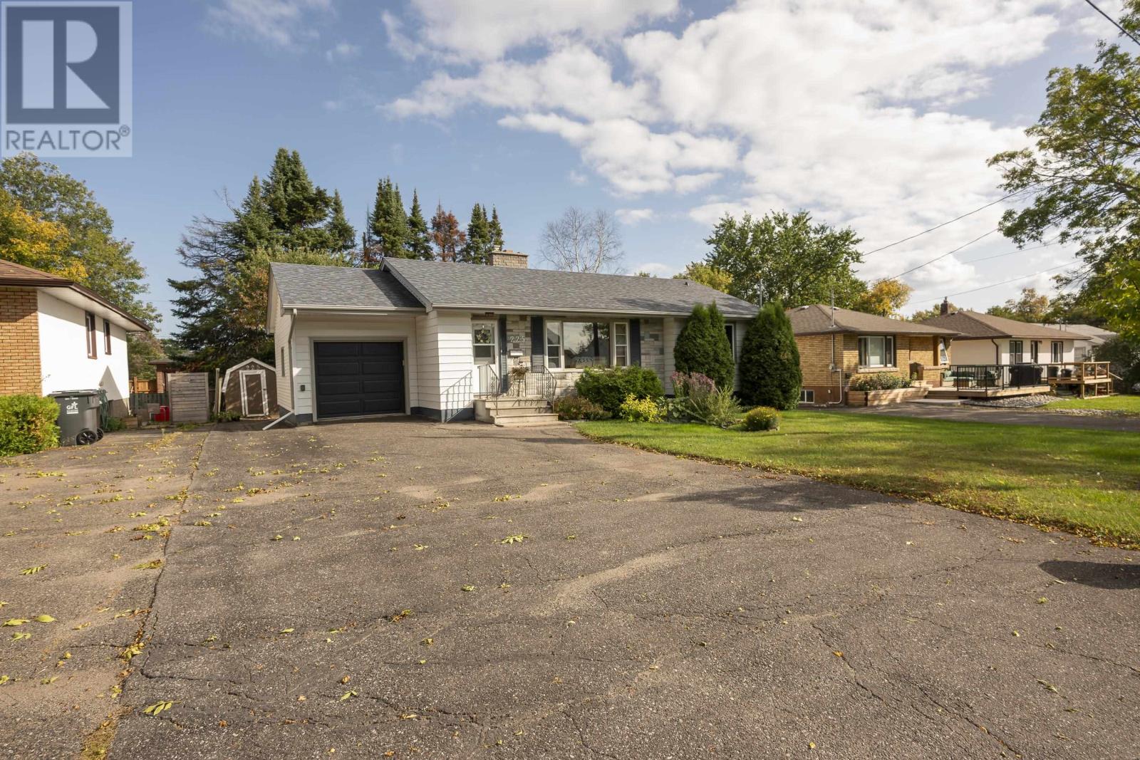 225 Windemere Ave S, Thunder Bay, ON P7B 4M8