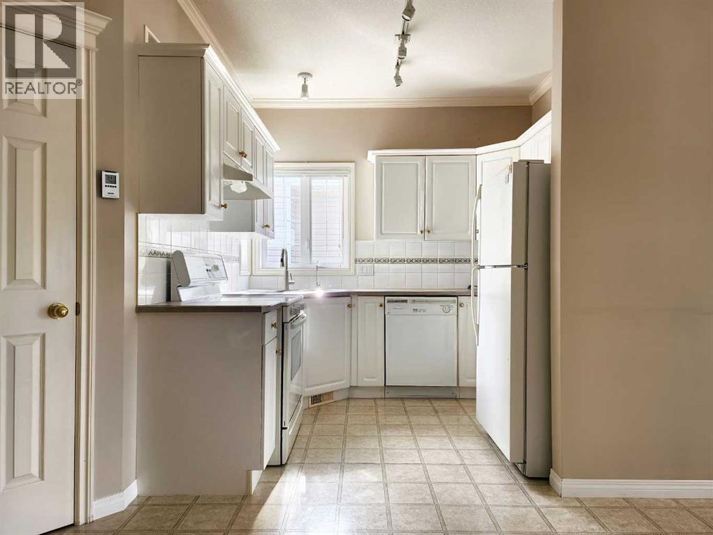 27 Skyline Cres, Claresholm, AB T0L 0T0