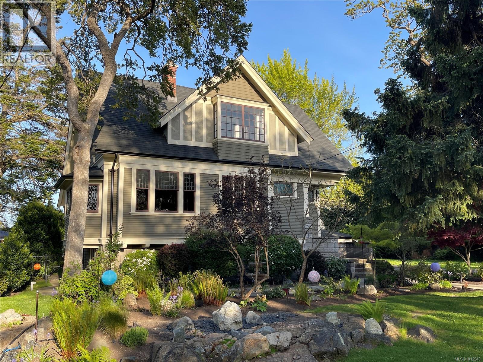 773 Island Rd, Oak Bay, BC V8S 2T8