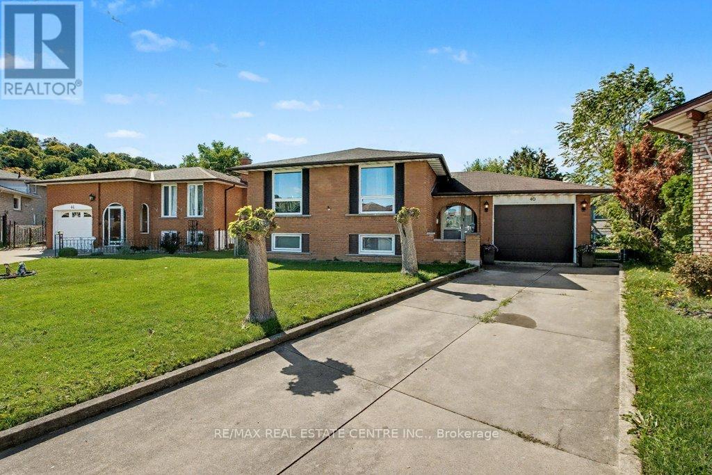 40 Tara Ct, Hamilton, ON L8K 6E6