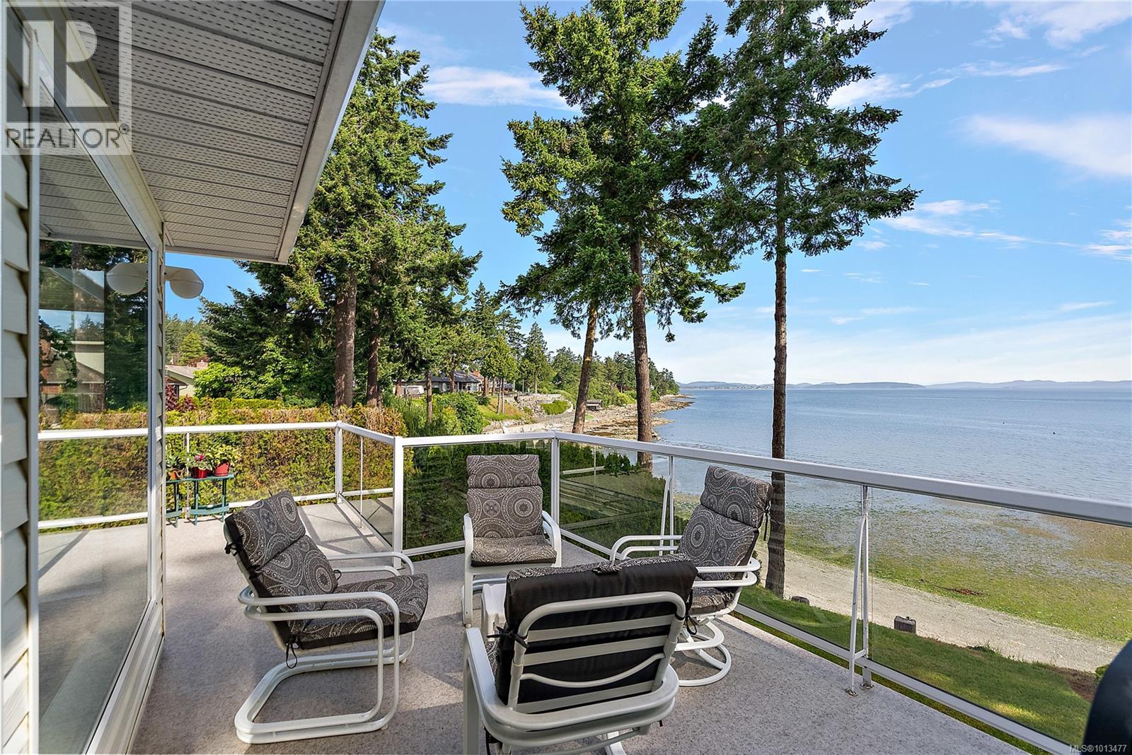 8001 Arthur Dr, Central Saanich, BC V8M 1V4