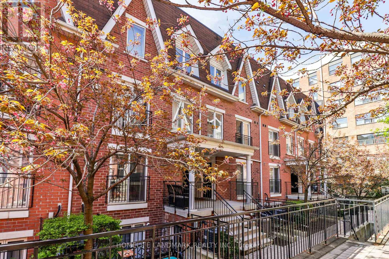 1521 26 Laidlaw St, Toronto, ON M6K 1X2