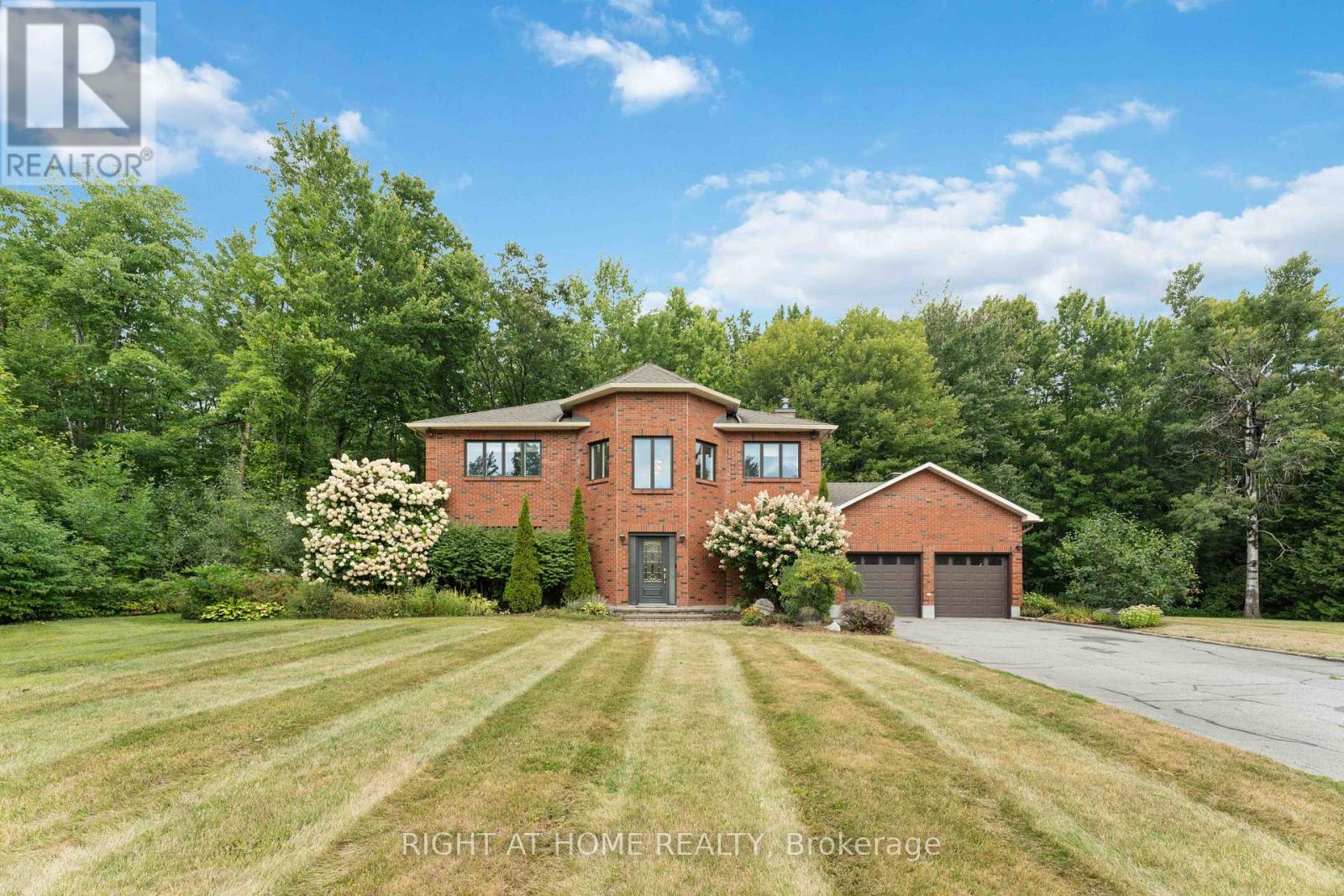 730 Canary St, Ottawa, ON K4B 1H4