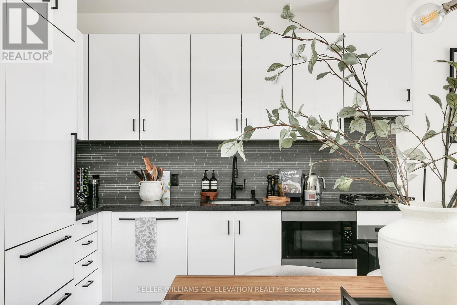 835 39 Queens Quay E, Toronto, ON M5E 0A5