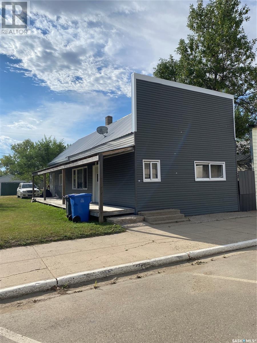214 Main St, Midale, SK S0C 1S0