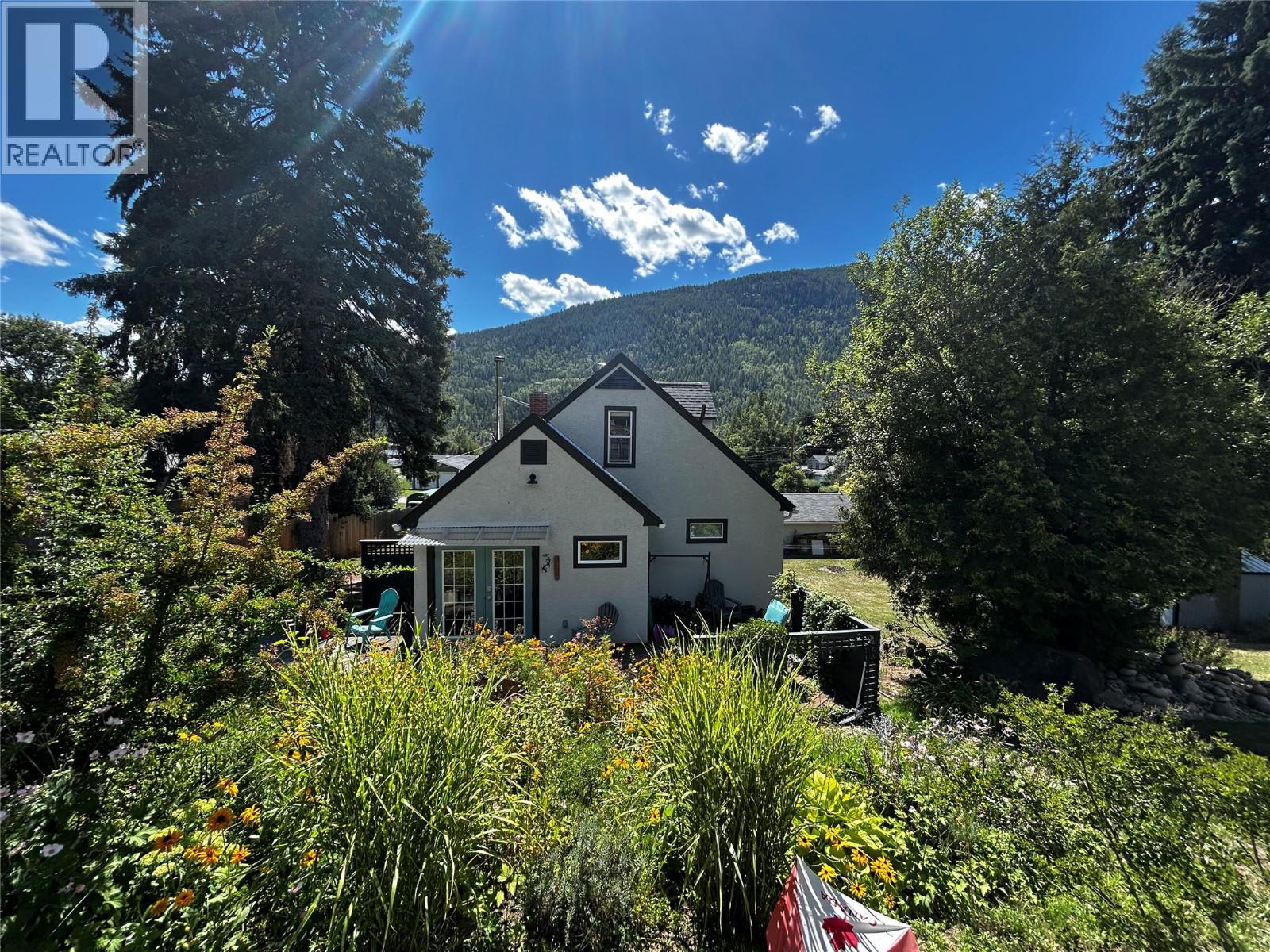 3385 Upper Levels Rd, Robson, BC V0G 1X0