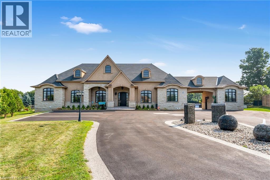 47 Tews Ln, Hamilton, ON L9H 7N4