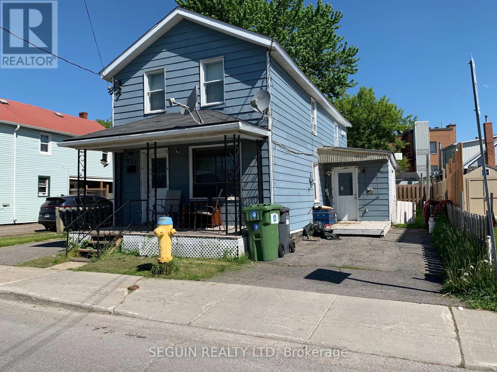 223-225 Higginson St, Hawkesbury, ON K6A 1G6