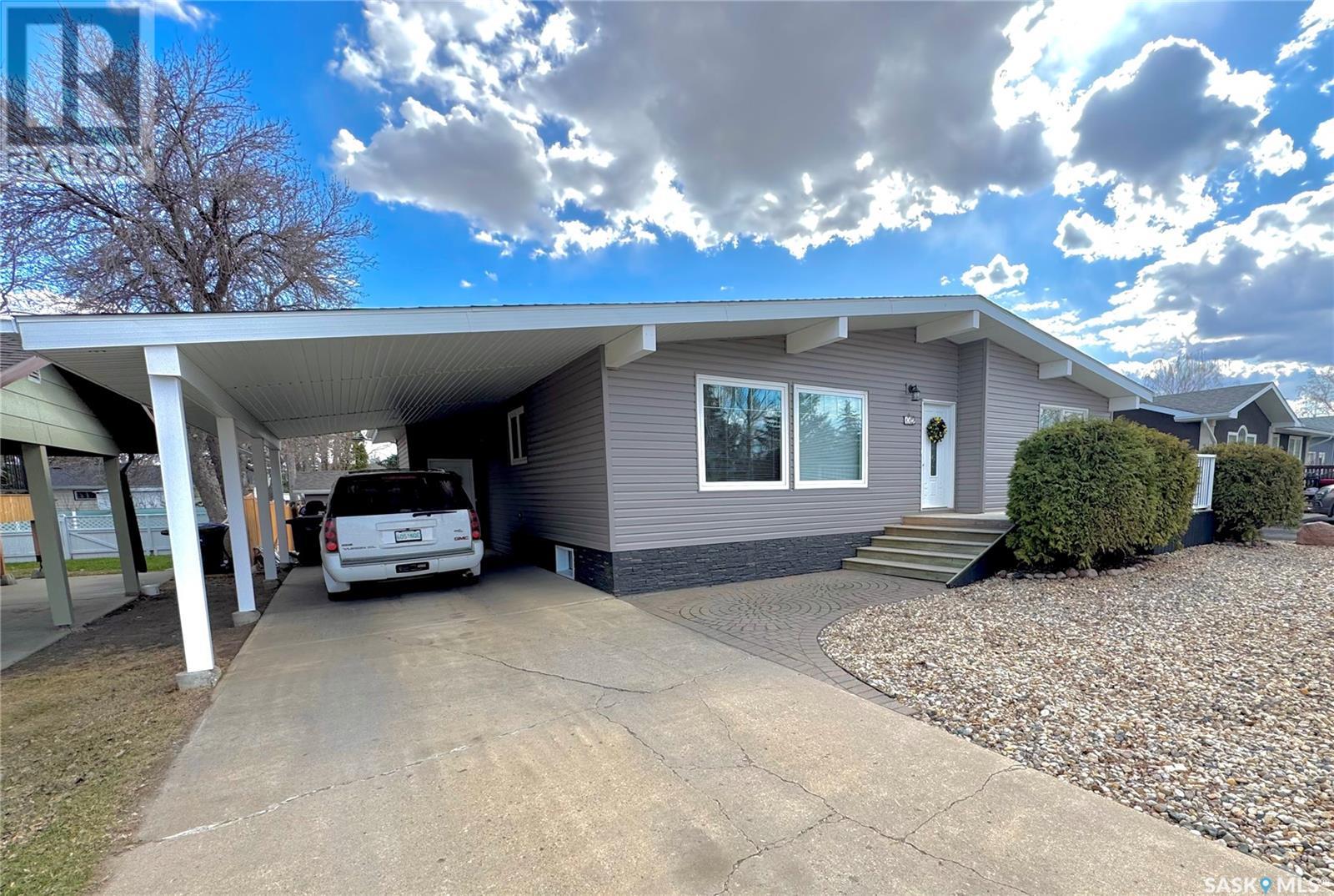 112 Assiniboia Ave, Assiniboia, SK S0H 0B0