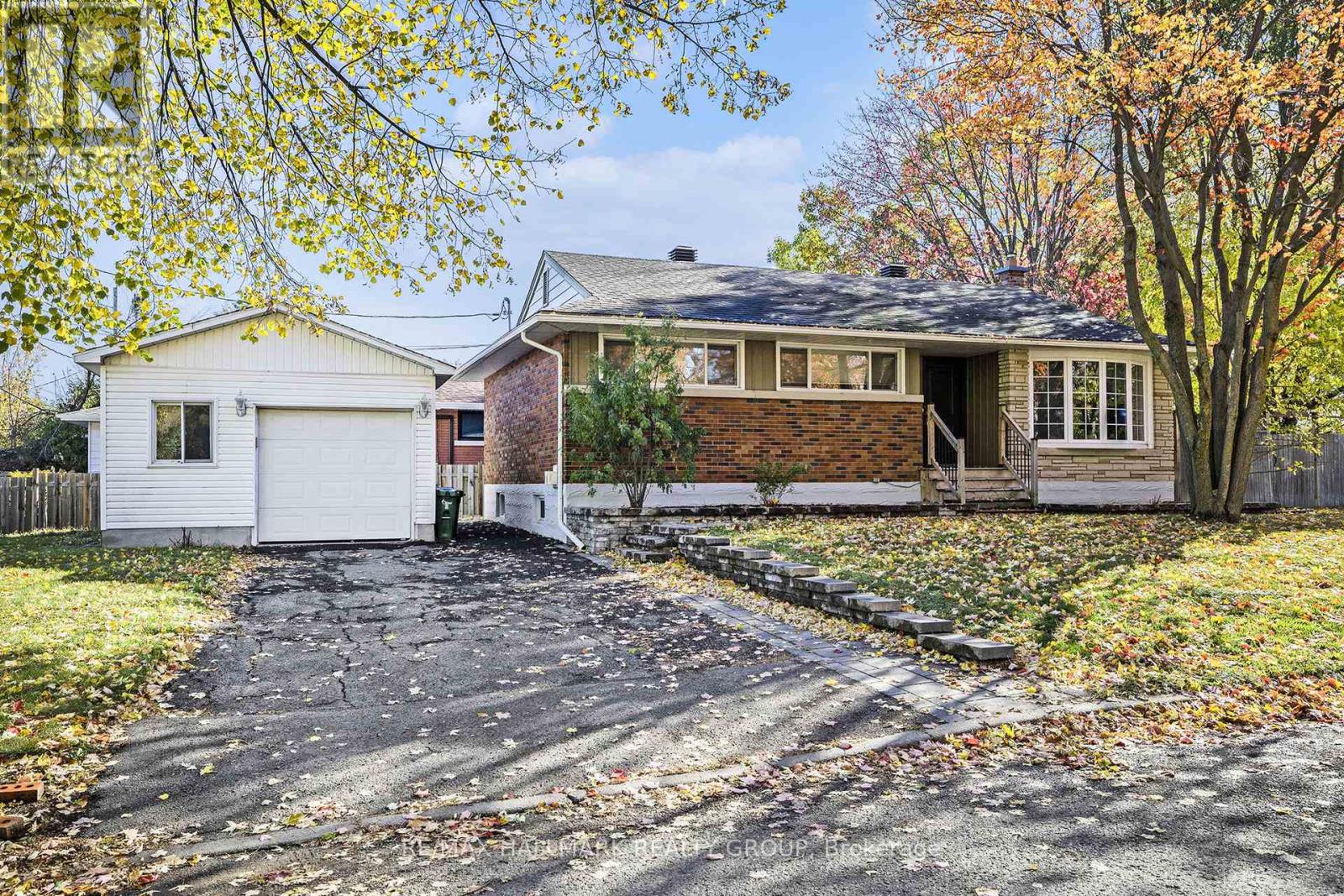 715 Holt Cres, Ottawa, ON K1G 2Y4