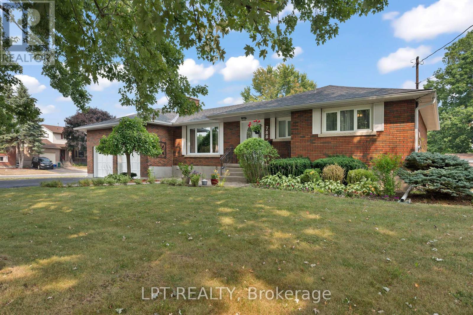 788 Meadowood Rd, Kingston, ON K7M 5G5