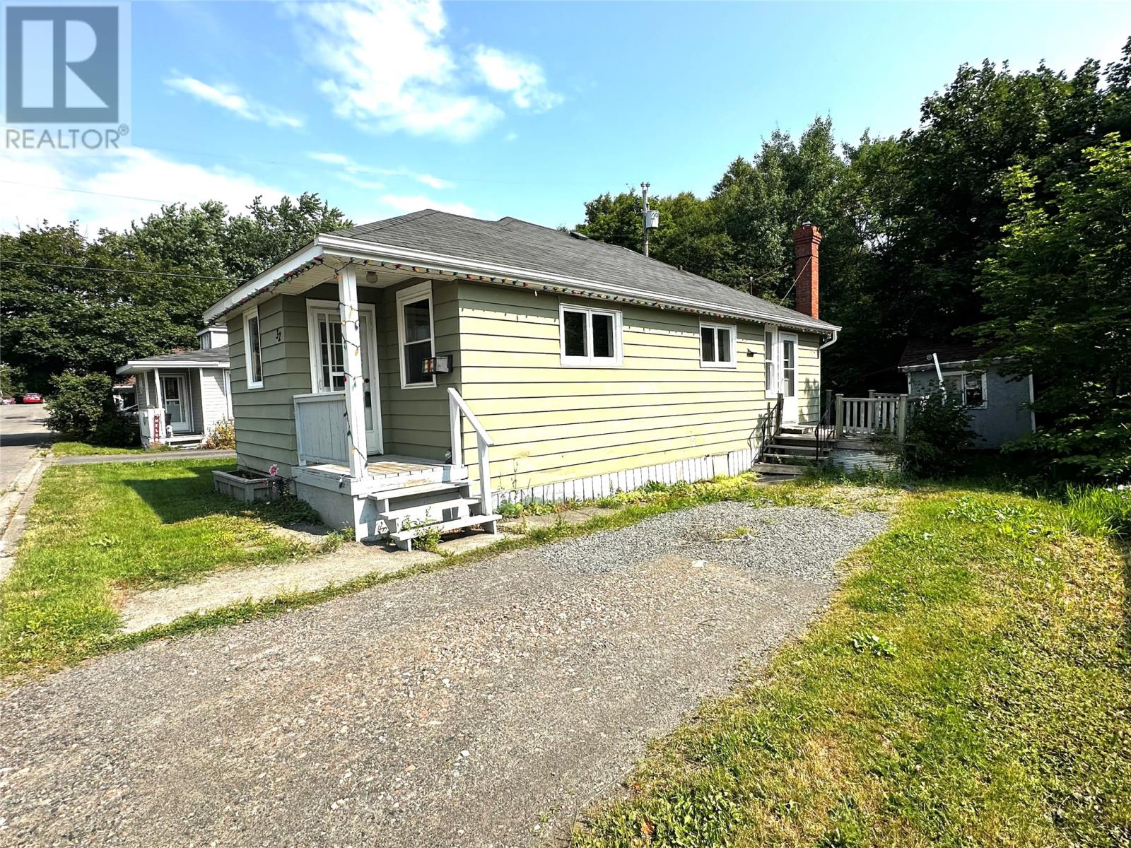 32 Beaumont Ave, Grand Falls-Windsor, NL A2A 1Z9