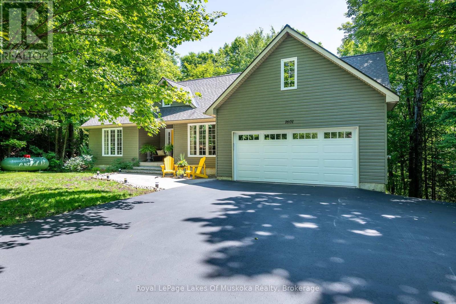 1601 Skyline Dr, Huntsville, ON P1H 1A5