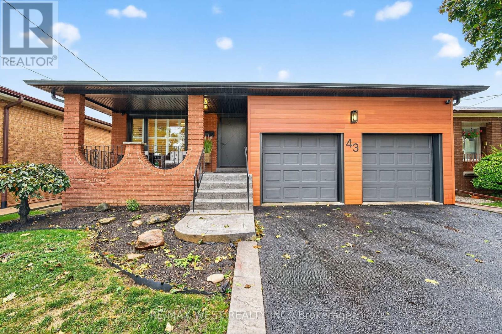 43 St Georges Blvd, Toronto, ON M9R 1X3