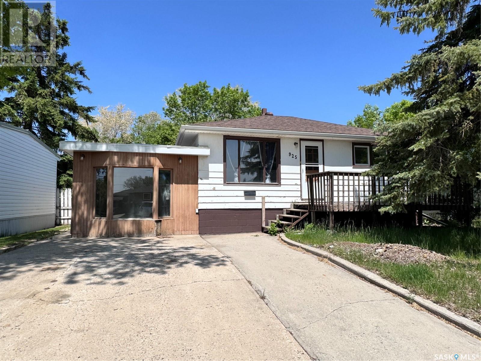 925 Isabelle St, Estevan, SK S4A 1R4