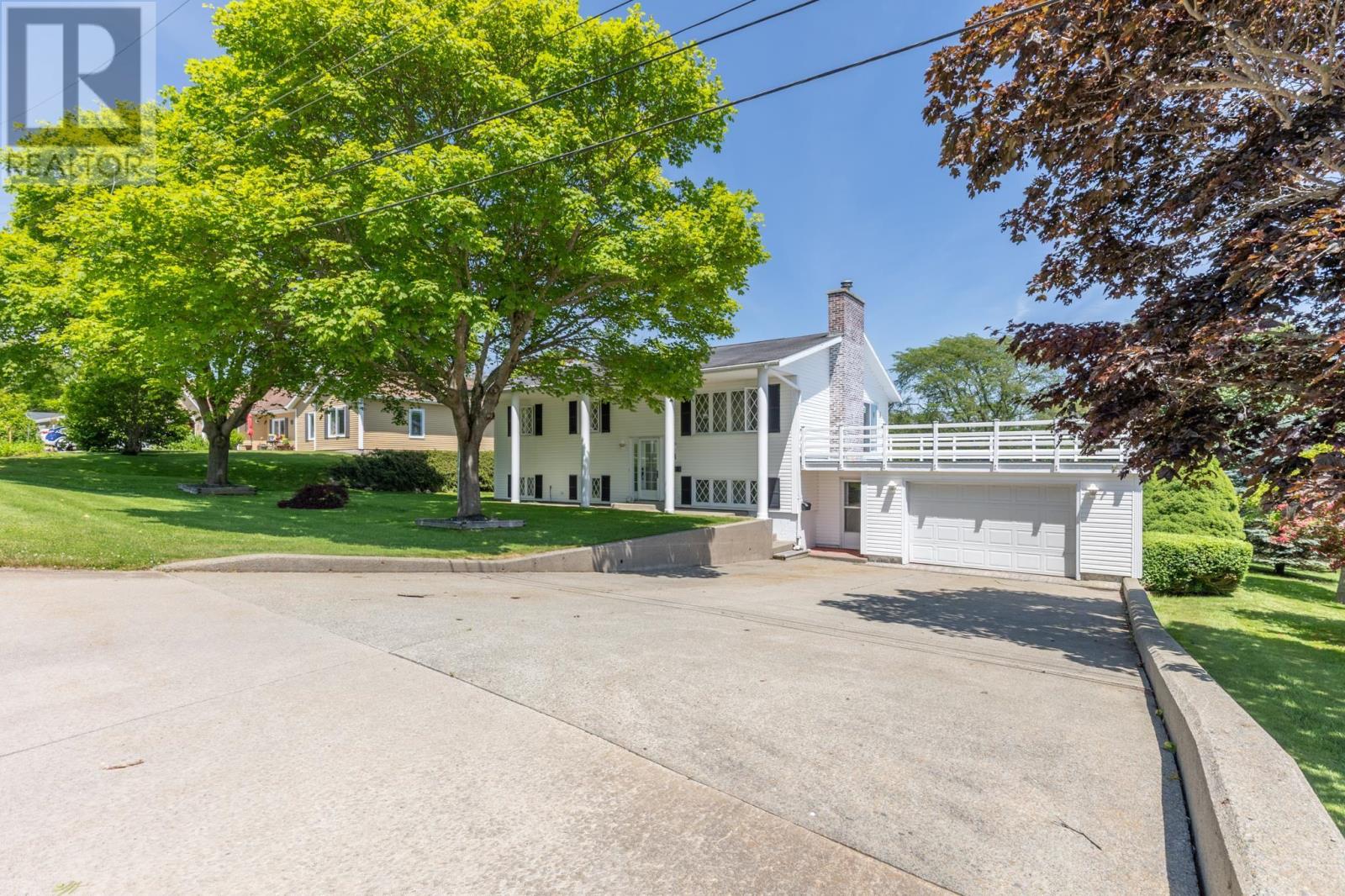 4 Harbourview Dr, Yarmouth, NS B5A 4C3