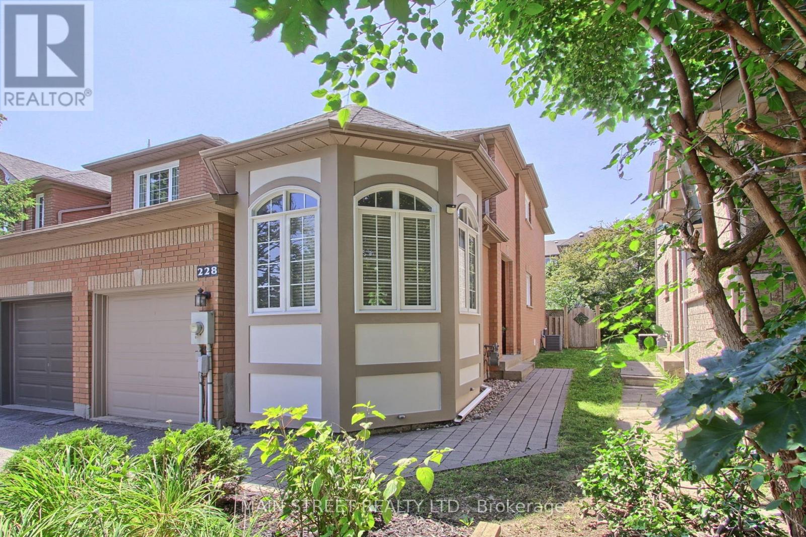 228 Warner Cres, Newmarket, ON L3X 2C7