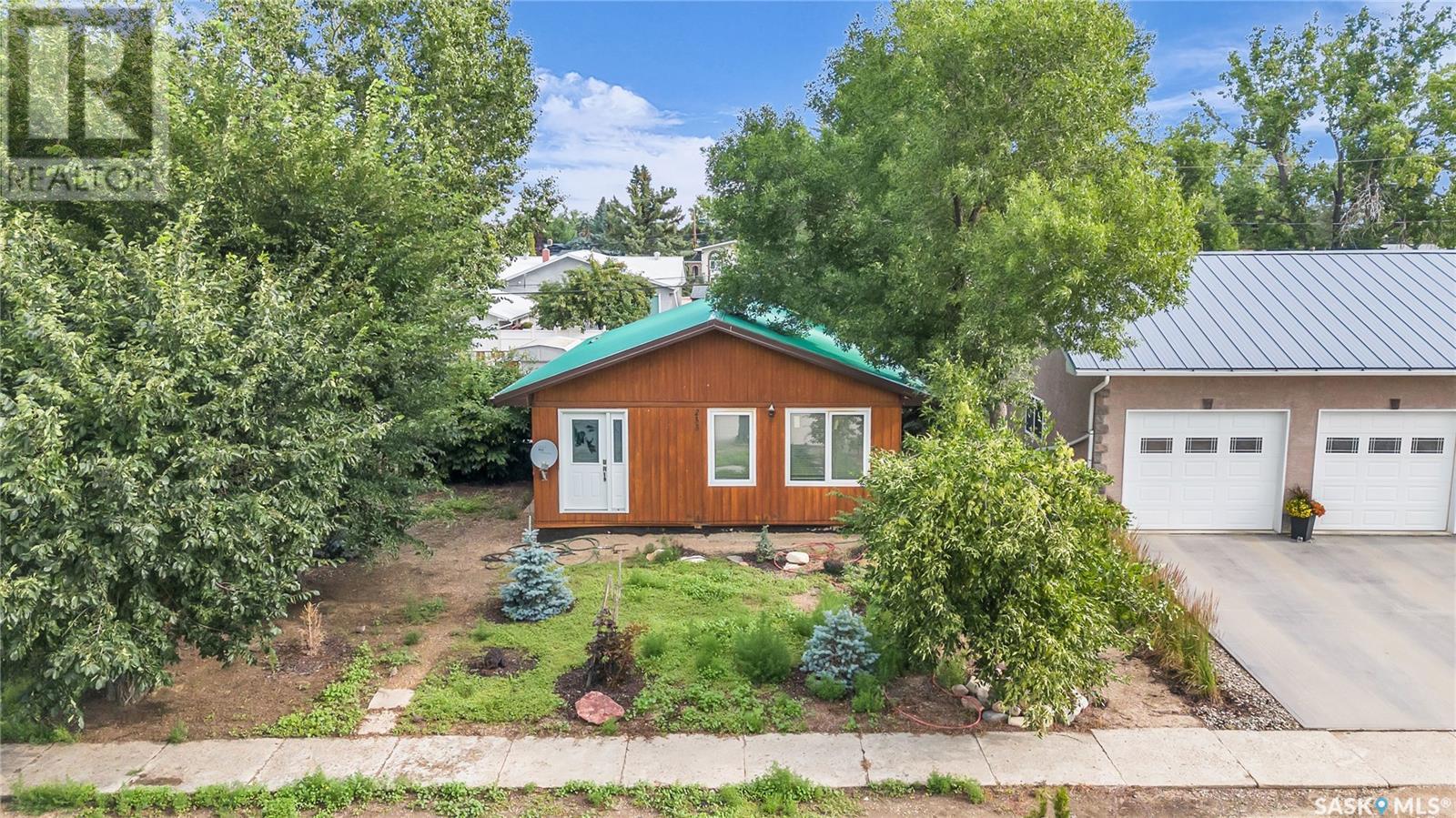 233 4th Avenue East, Gravelbourg, SK S0H 1X0