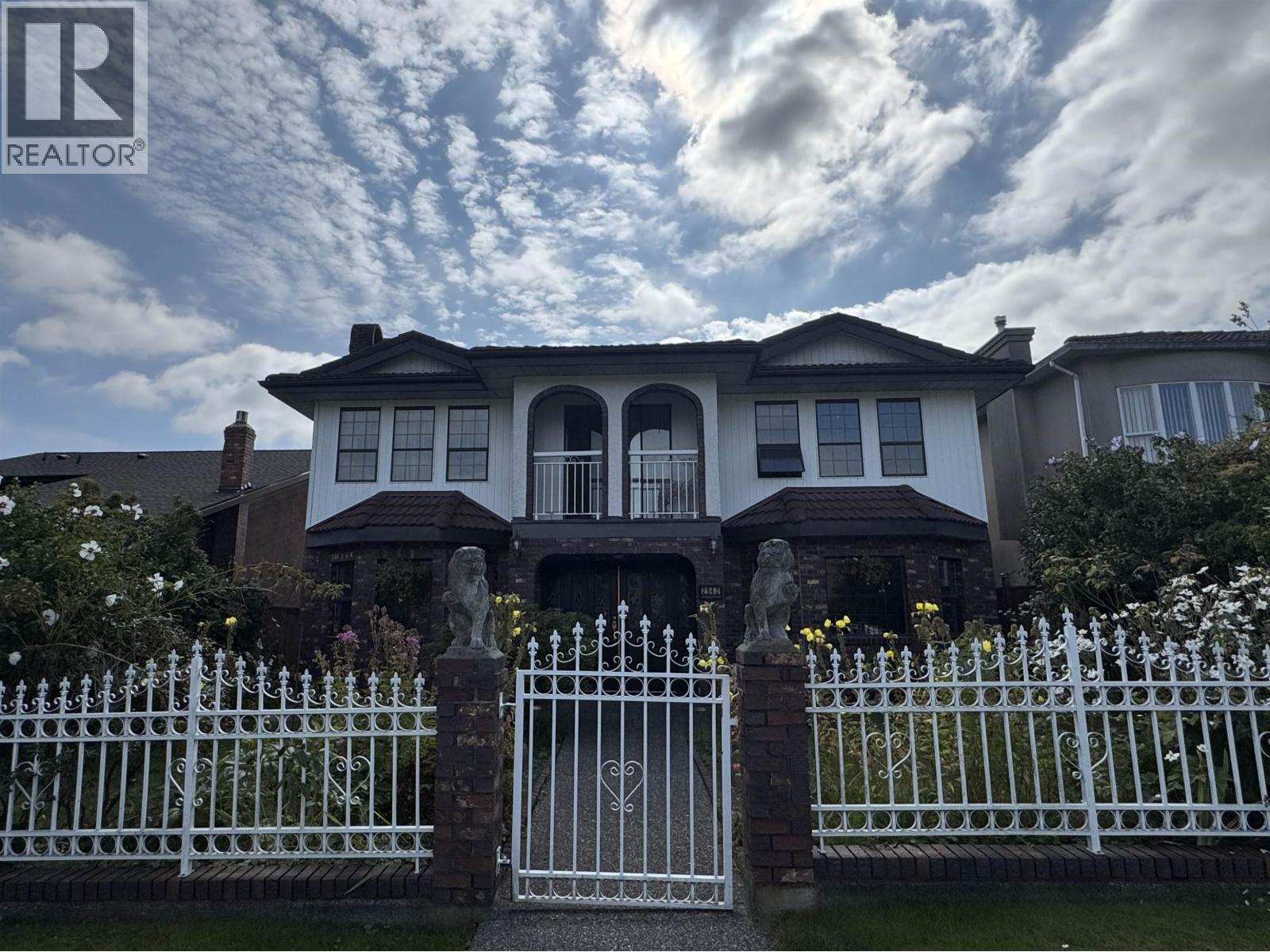 2942 Adanac St, Vancouver, BC V5K 2N5