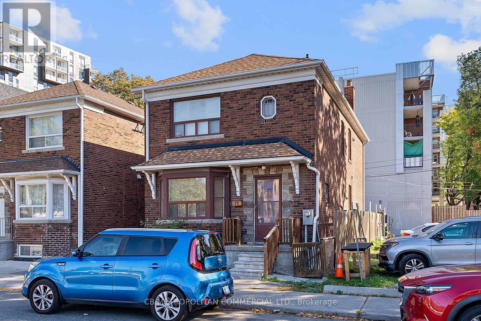 17 Augusta Ave, Toronto, ON M5T 2K7