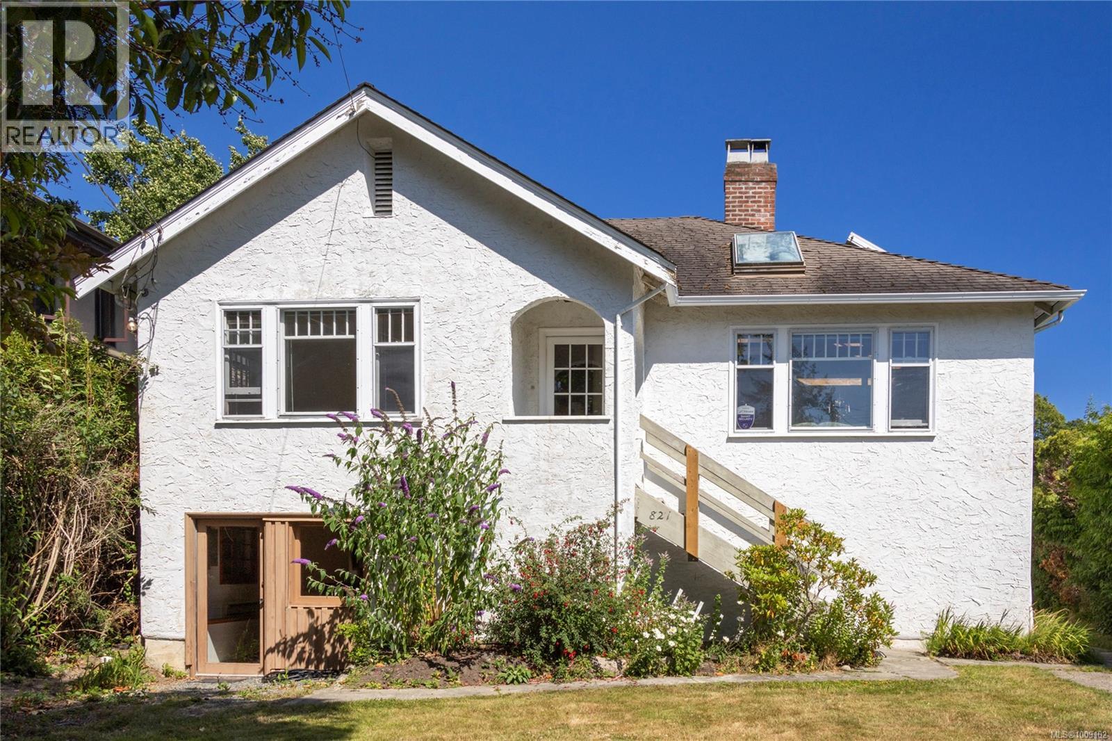 821 Newport Ave, Oak Bay, BC V8S 5C8