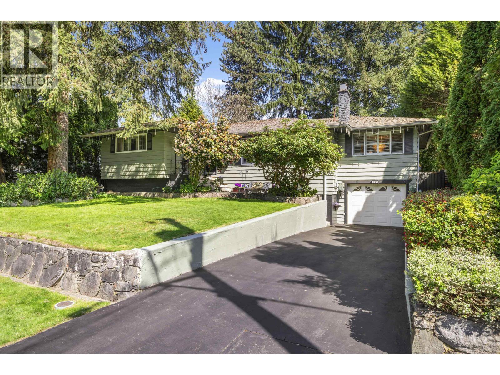 605 Victor St, Coquitlam, BC V3J 3V4