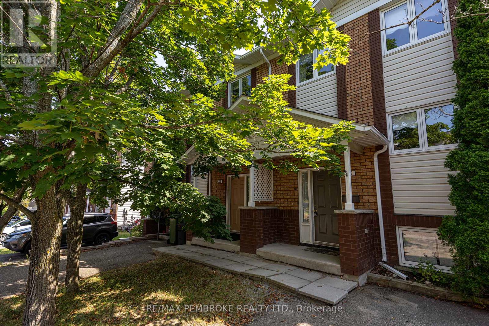 235 Willoughby Cres, Pembroke, ON K8A 8L7