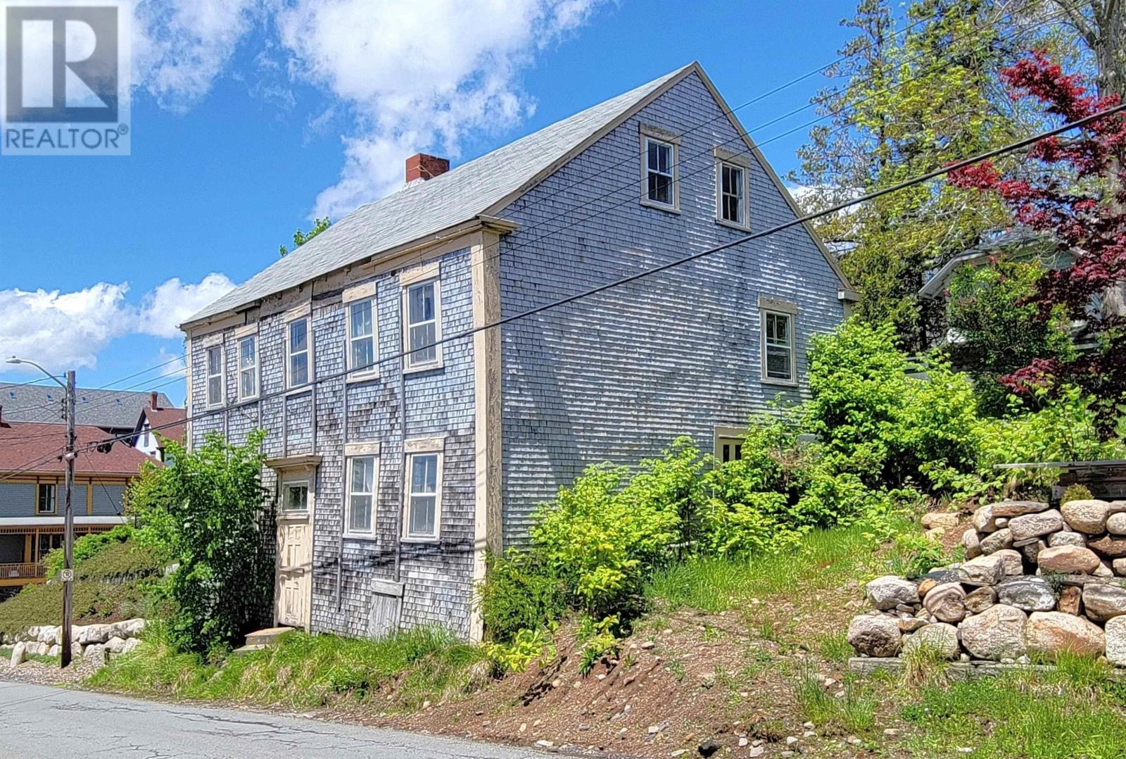 155 Pelham St, Lunenburg, NS B0J 2C0