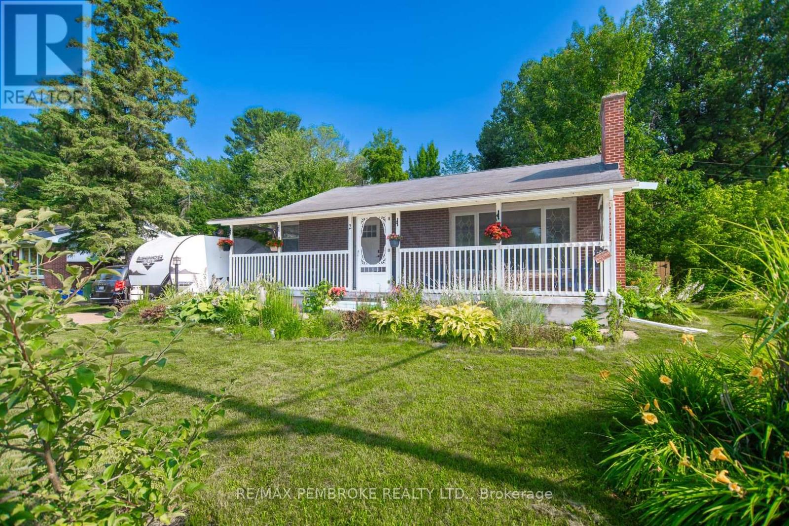2 White St, Petawawa, ON K8H 1Z6