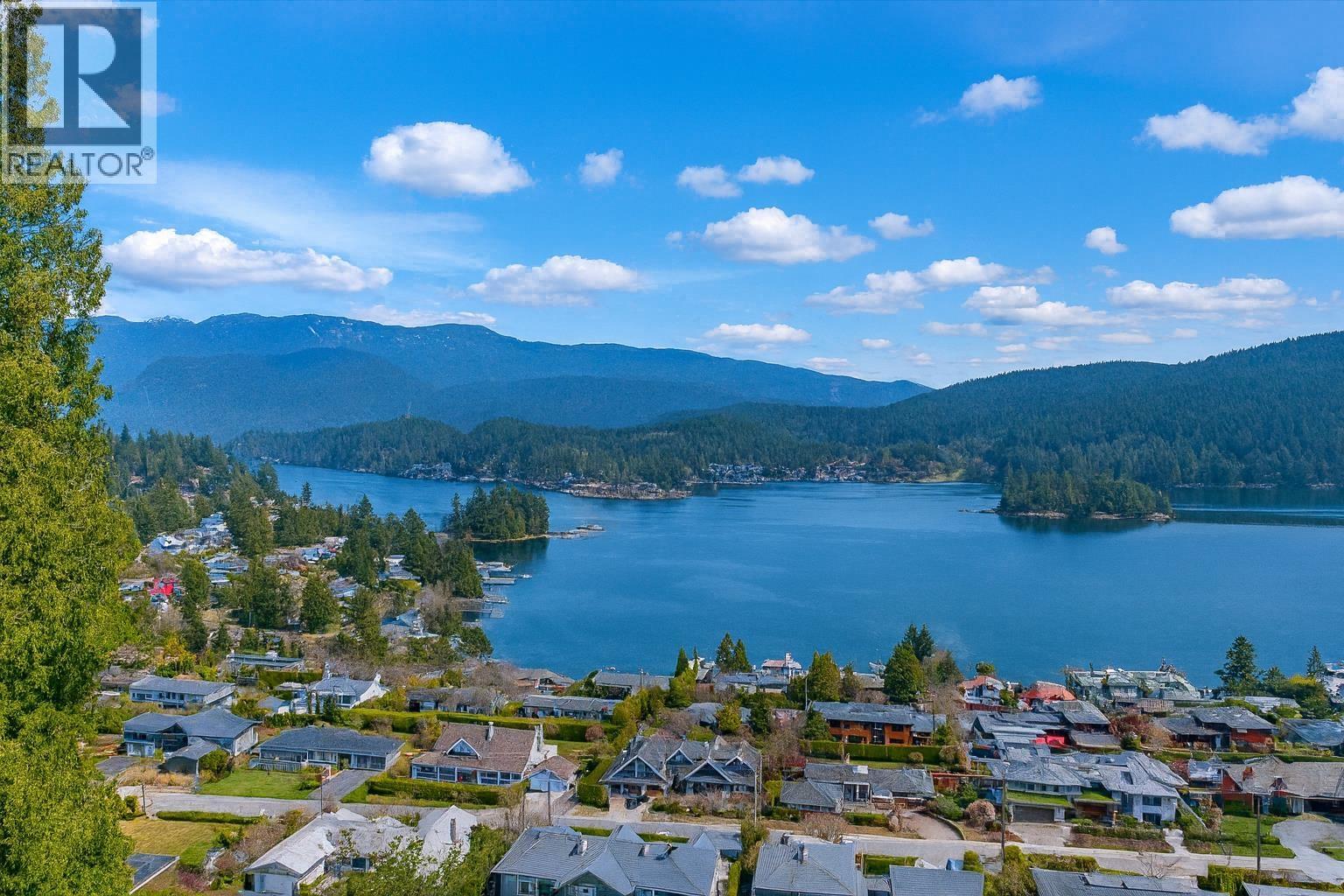 873 Baycrest Dr, North Vancouver, BC V7G 1N7