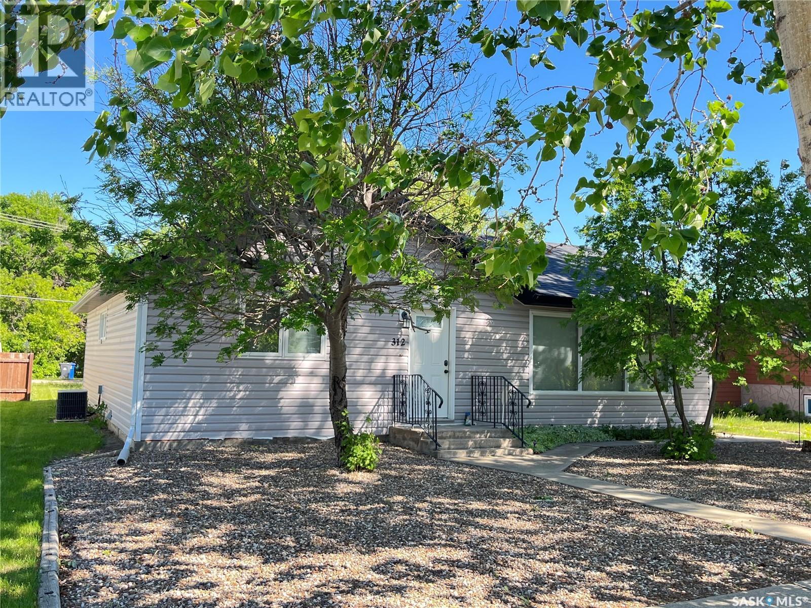 312 Cypress St, Maple Creek, SK S0N 1N0