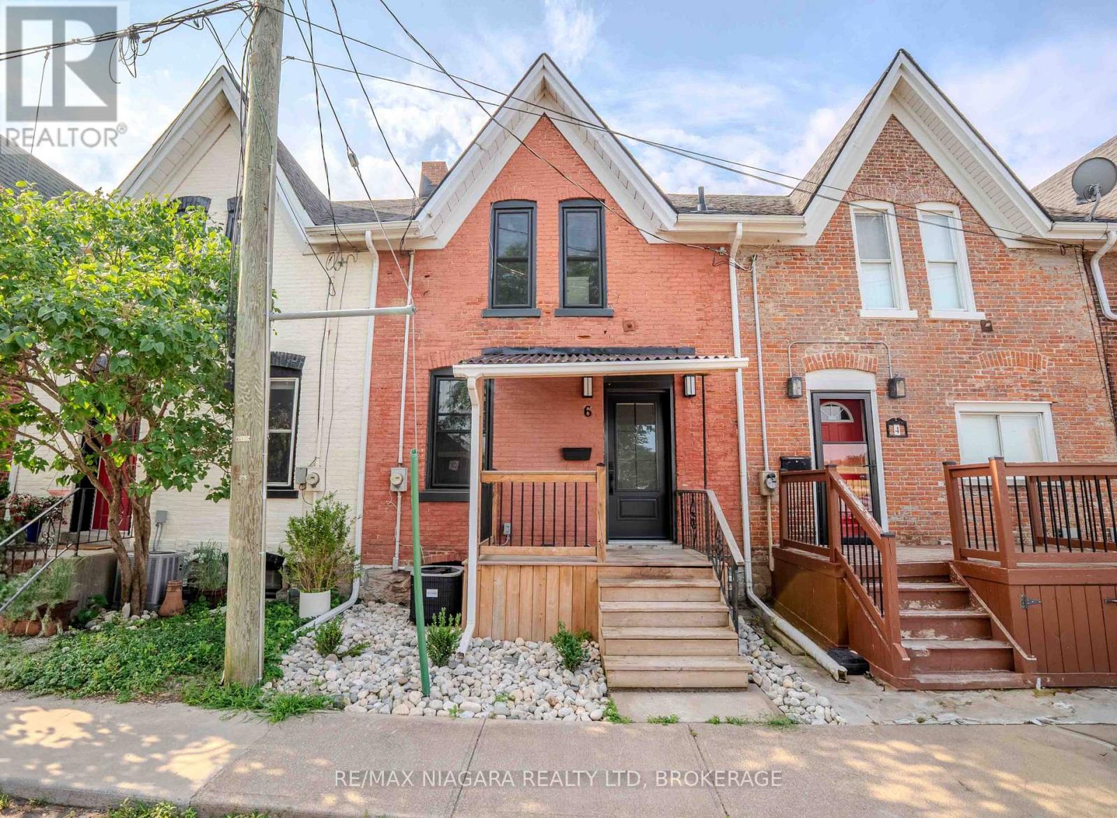 6 Almond St, St. Catharines, ON L2T 1E7
