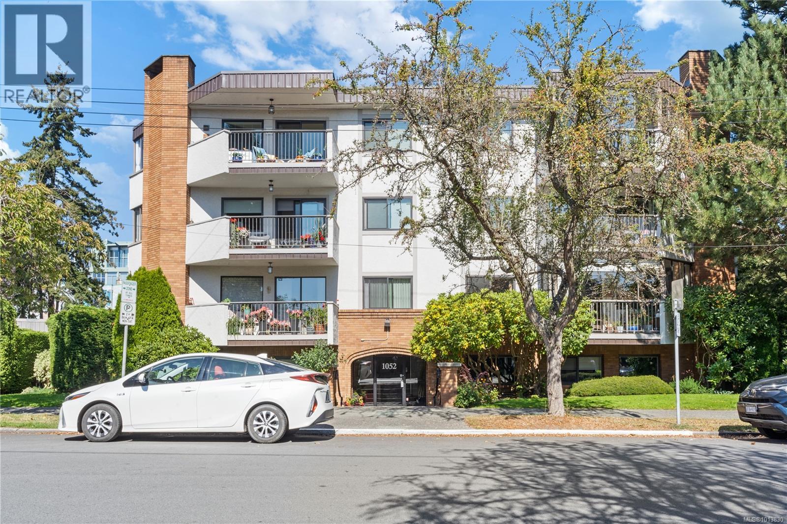 1052 Rockland Ave Unit 404 Ave, Victoria, BC V8V 3H5
