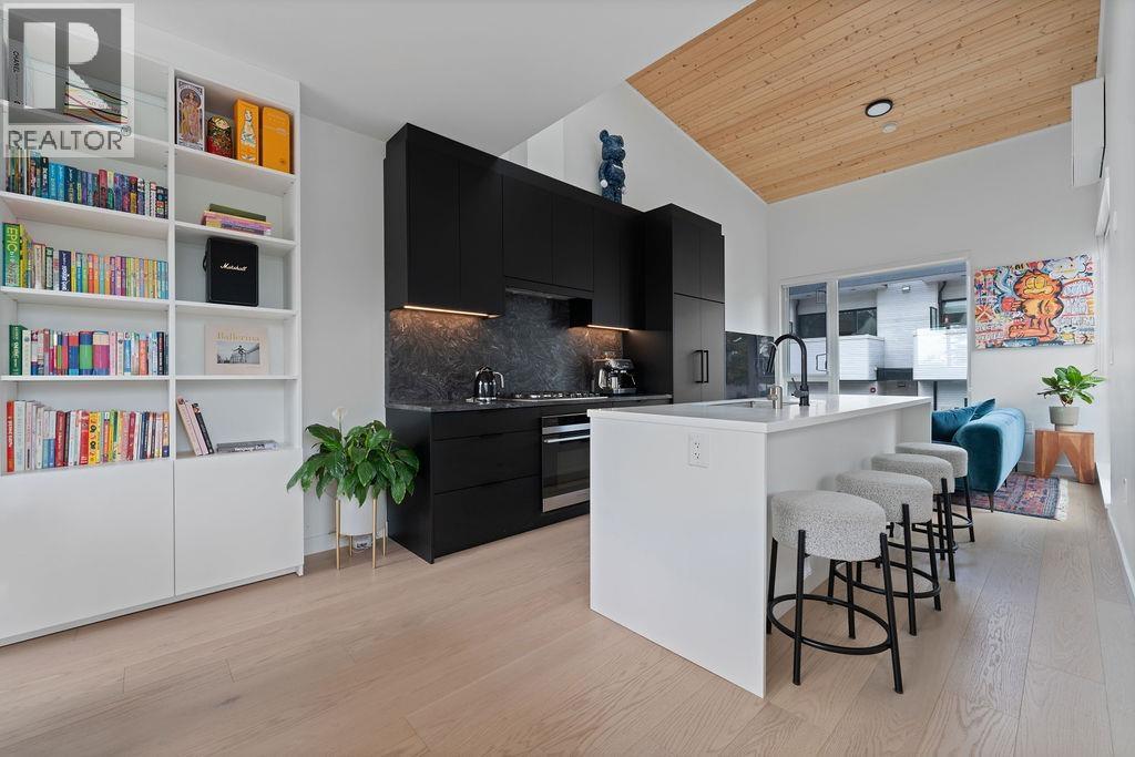 650 E 2nd St, North Vancouver, BC V7M 1E3