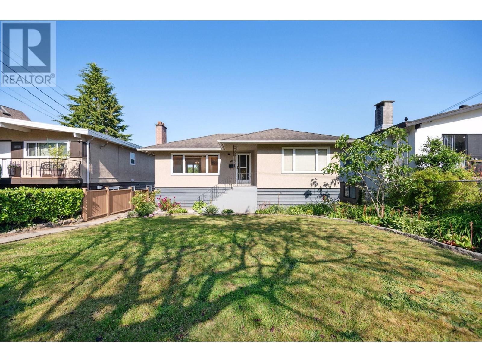 4262 Dumfries St, Vancouver, BC V5N 3T2