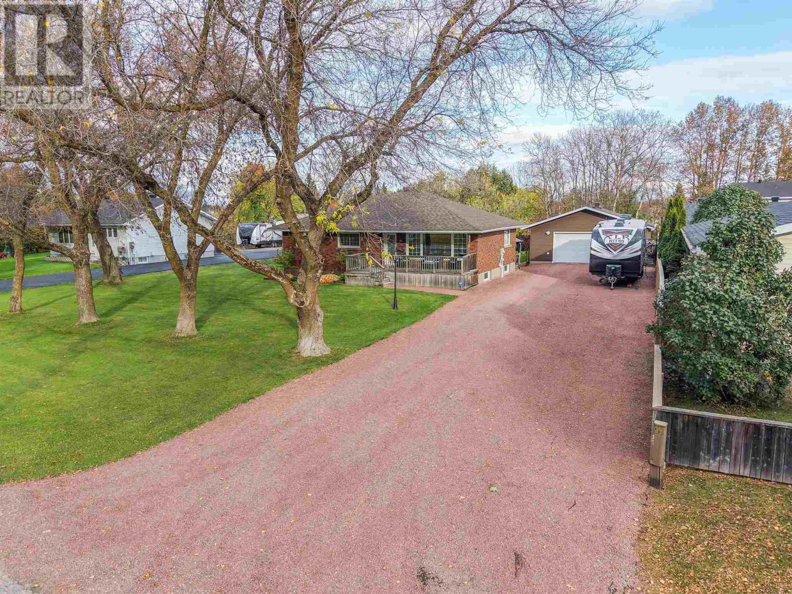 102 Roosevelt Ave, Sault Ste. Marie, ON P6C 5M4