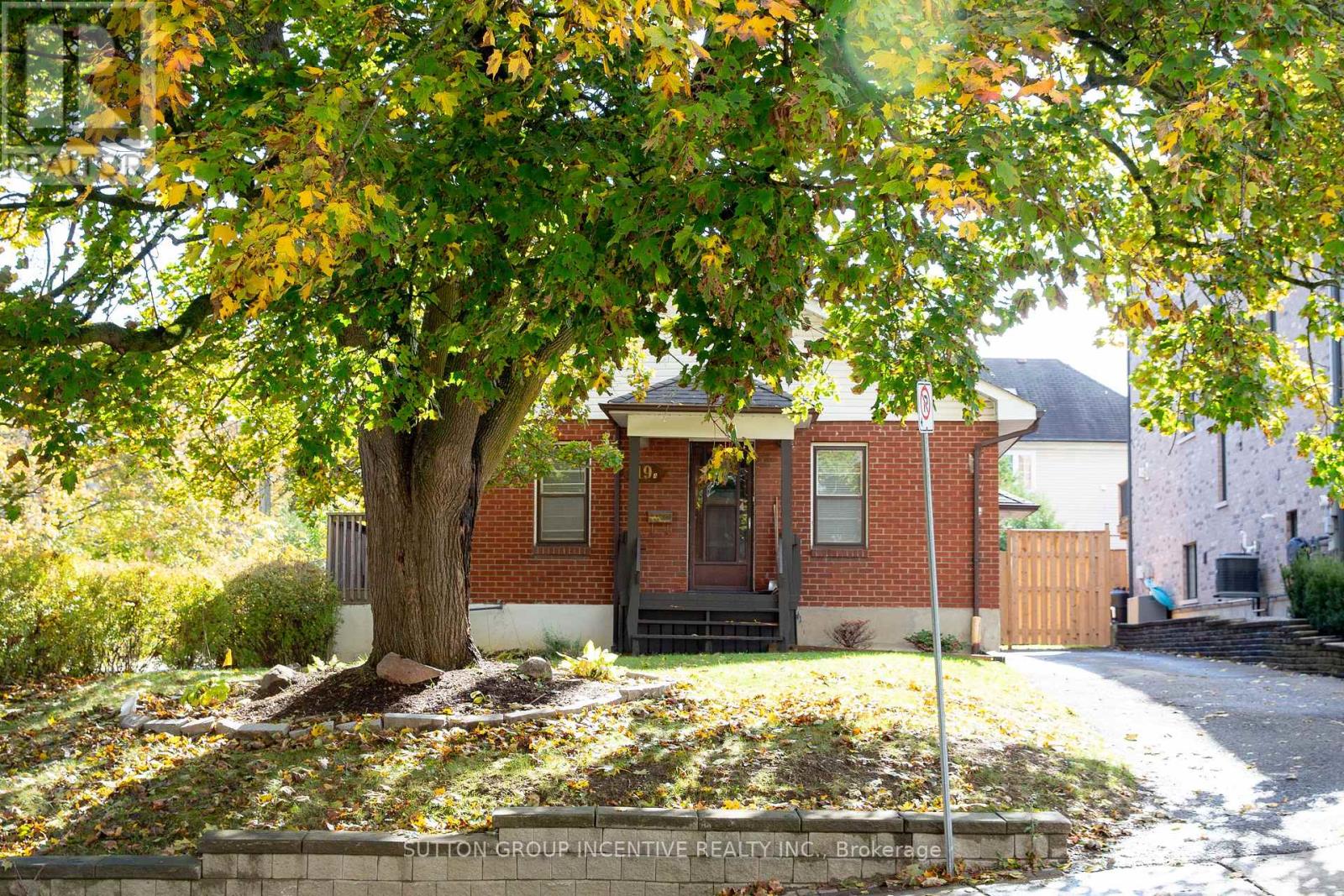 19 Kennedy St E, Aurora, ON L4G 1P8