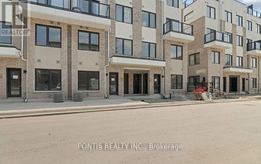 220 1695 Dersan St, Pickering, ON L1X 0E3