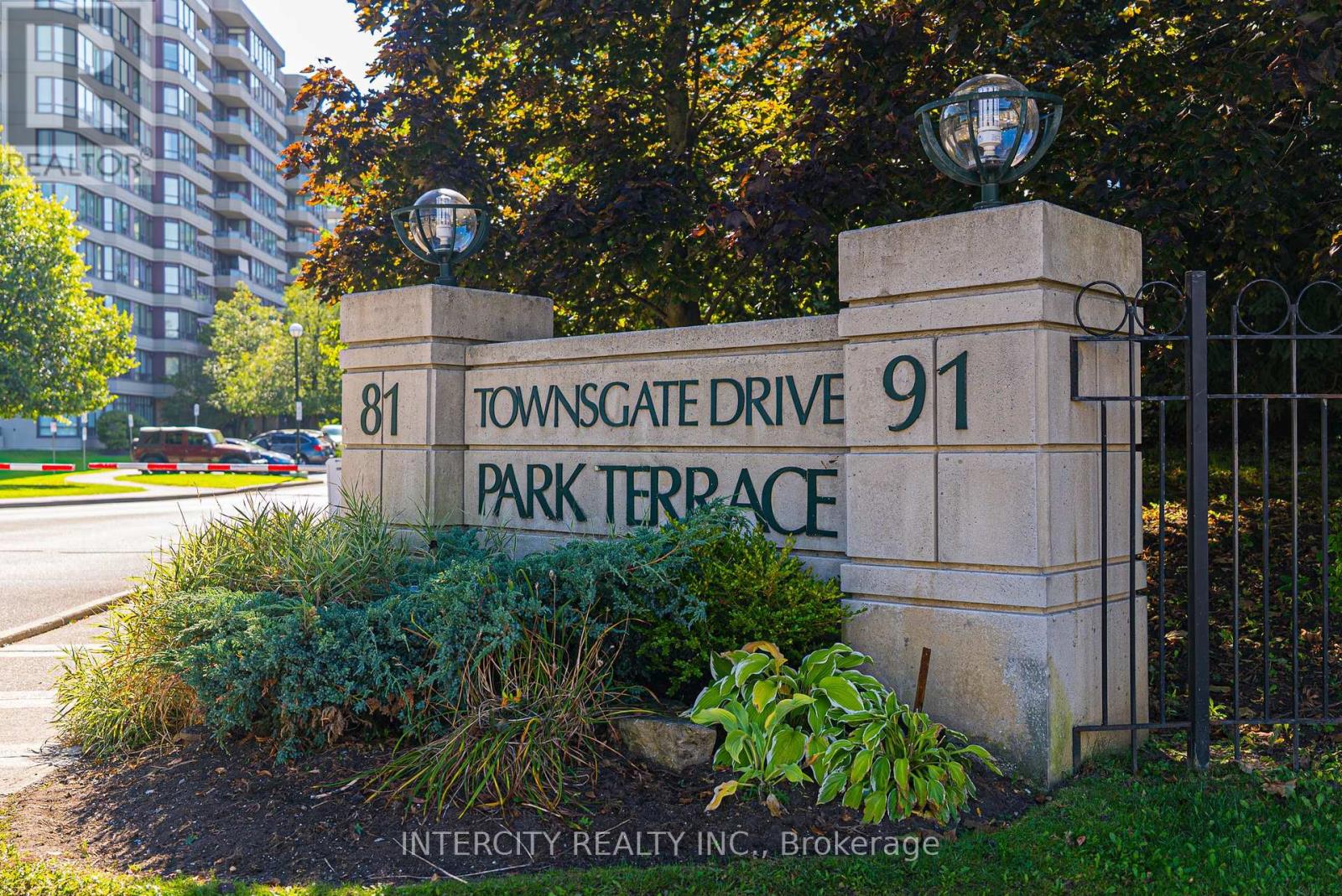 81 Townsgate Dr Ph208 Dr, Vaughan, ON L4J 8E6