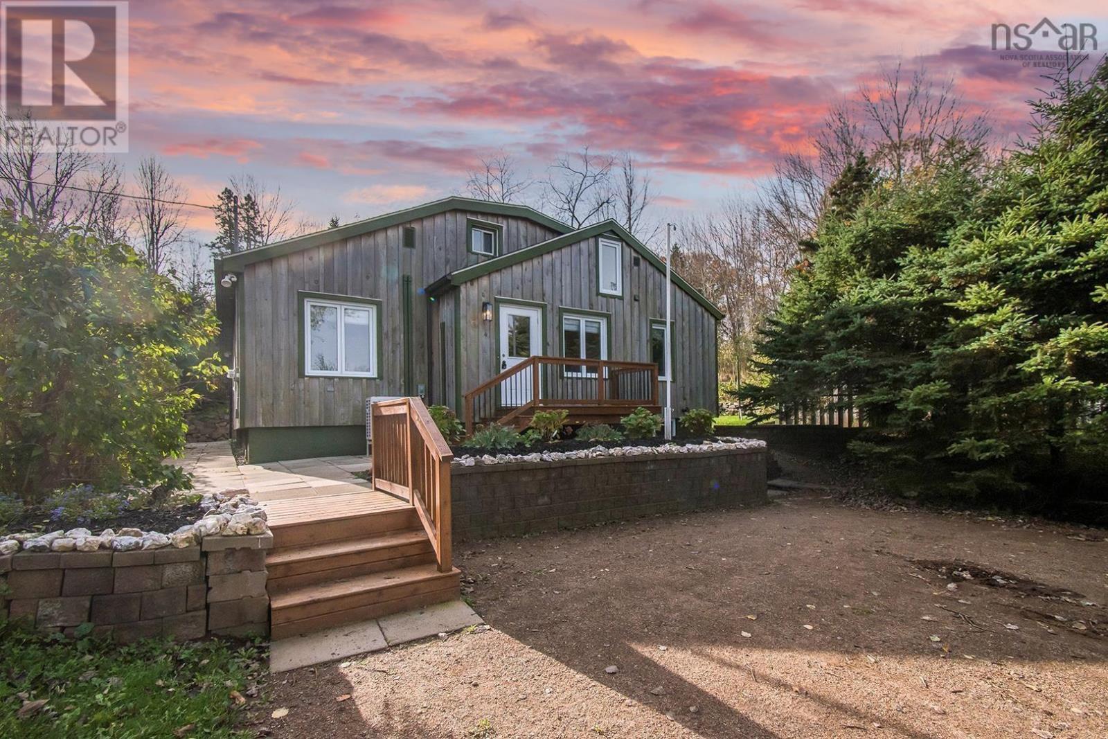 202 Gaspereau Ave, Wolfville, NS B4P 2E6