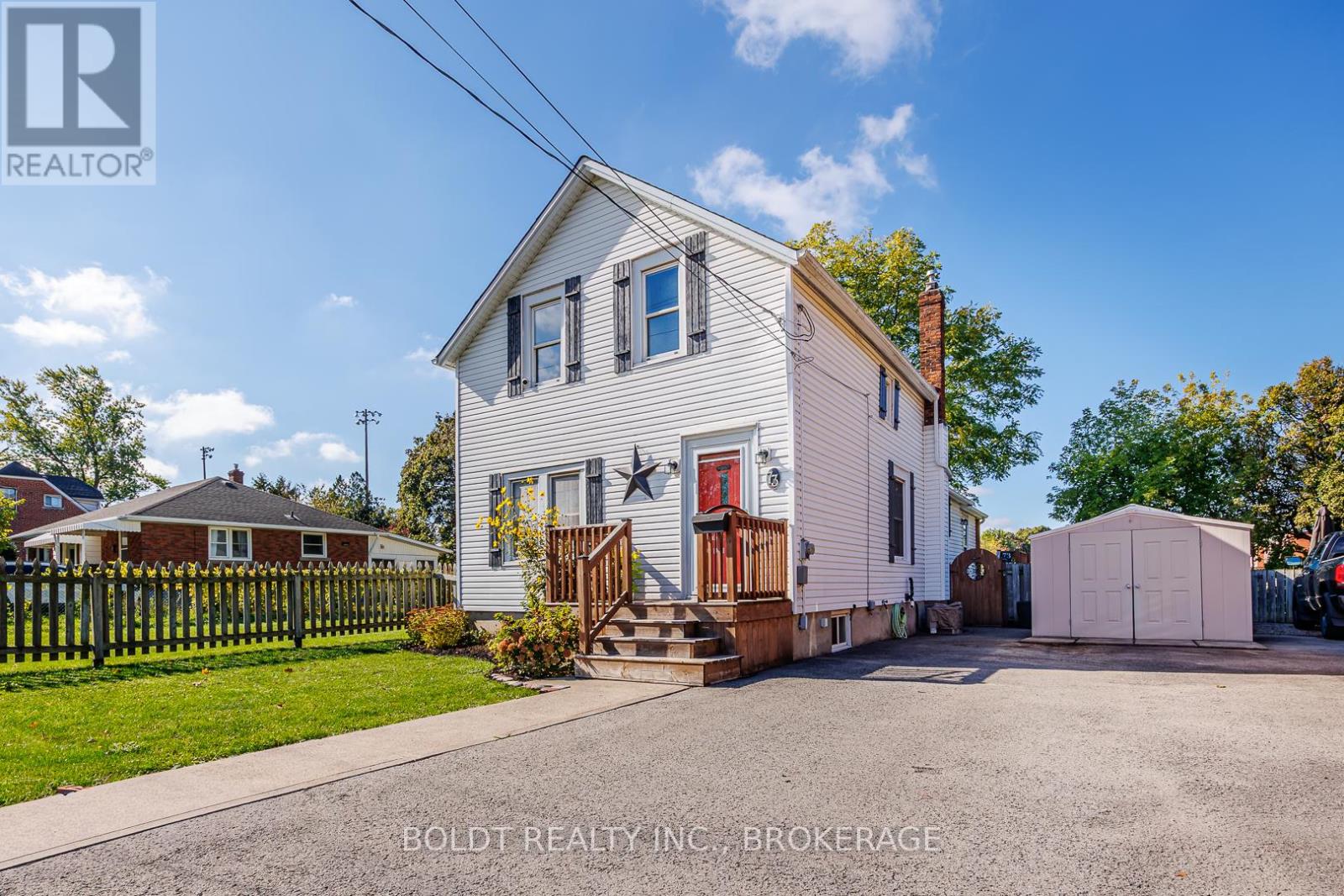 73 Chapel St N, Thorold, ON L2V 2E5