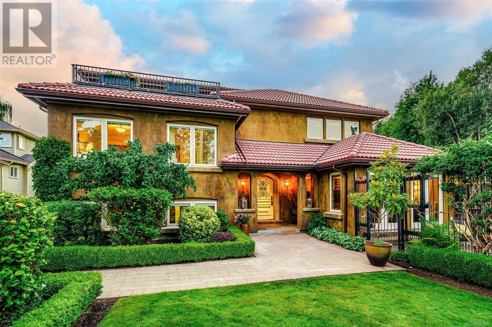 5388 Parker Ave, Saanich, BC V8Y 2M9